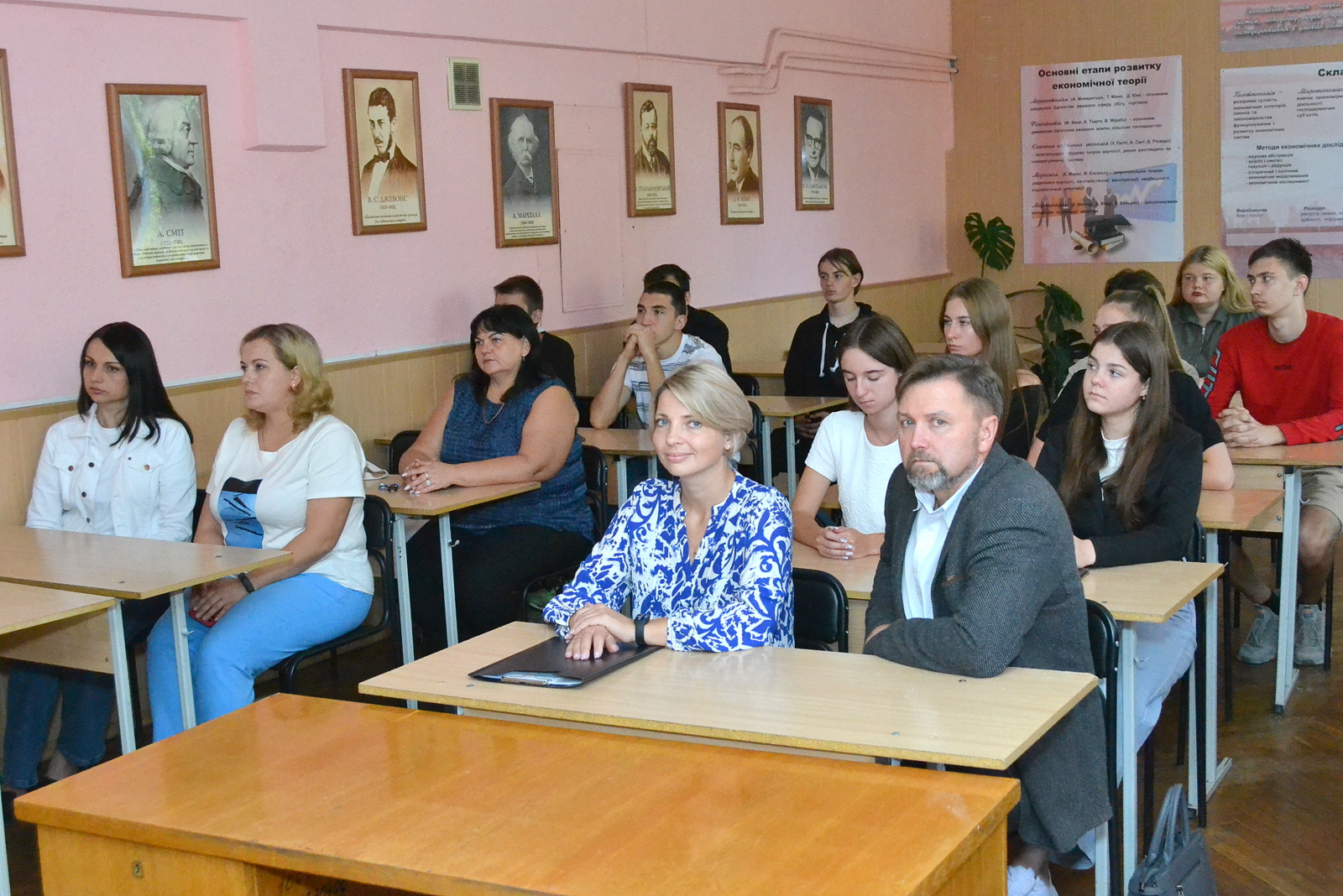 Впроваджуючи теорію в дію: спільна лекція для студентів-економістів